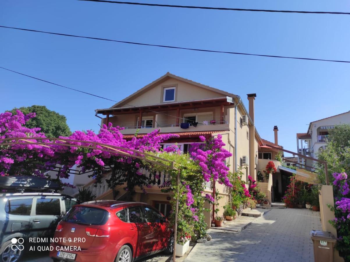 Apartments Iva Pakostane Bagian luar foto