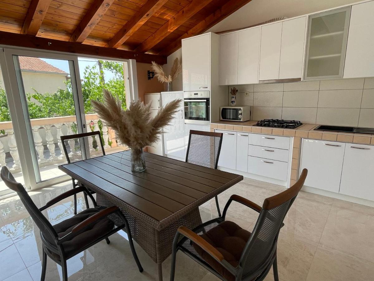 Apartments Iva Pakostane Bagian luar foto