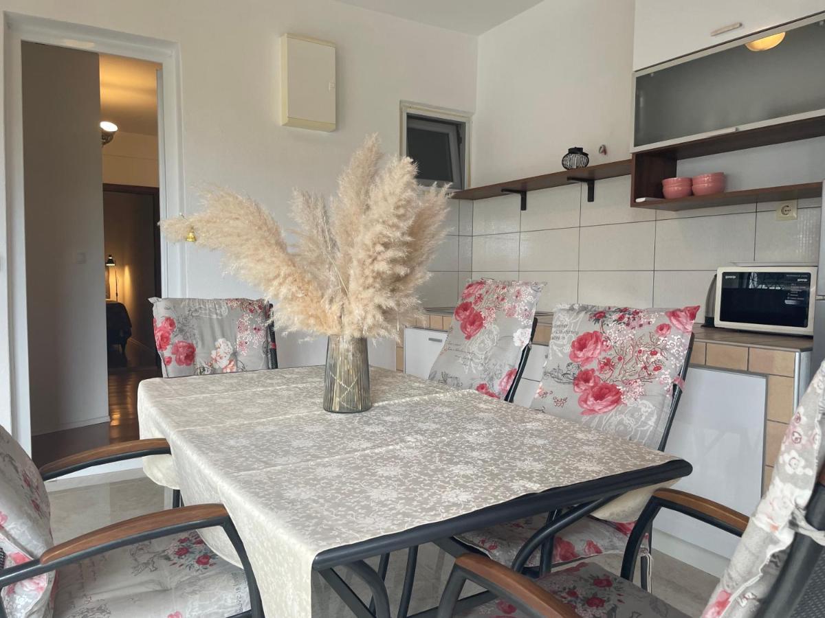 Apartments Iva Pakostane Bagian luar foto
